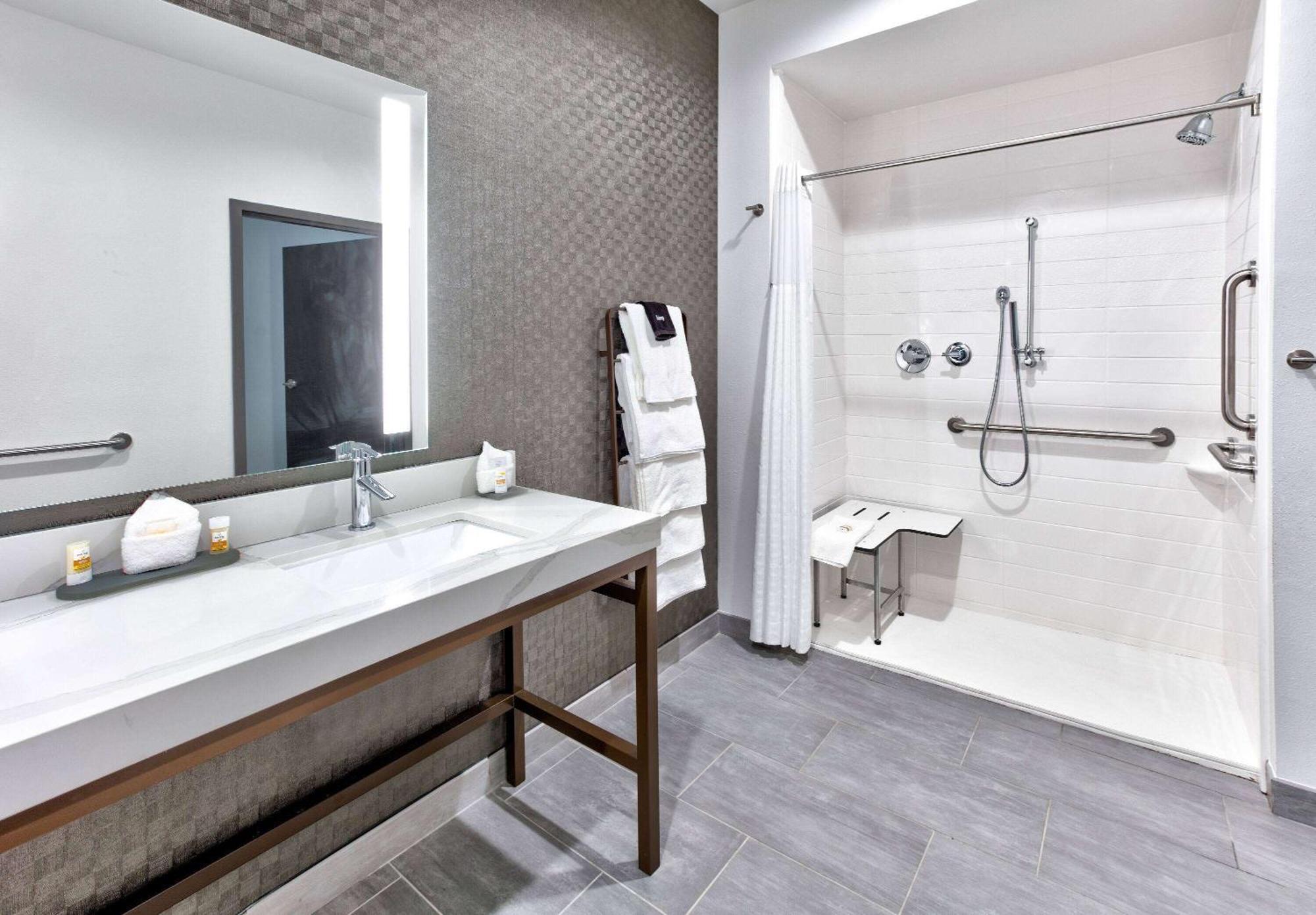 La Quinta Inn & Suites By Wyndham Terrell Εξωτερικό φωτογραφία